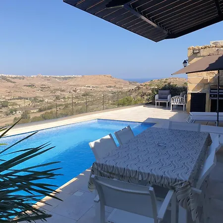 Ta' Nikola Farmhouse, Tatil Evi
