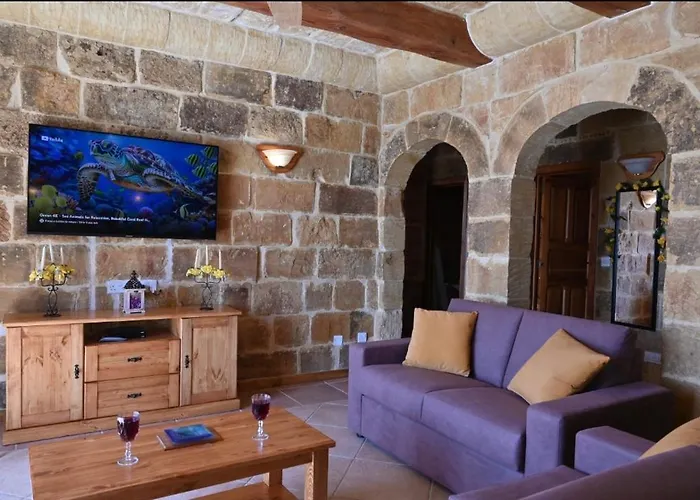 Ta' Nikola Farmhouse, * Xagħra